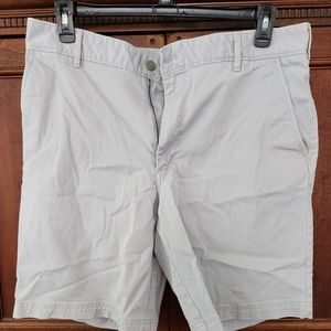 IZOD Men's golf shorts